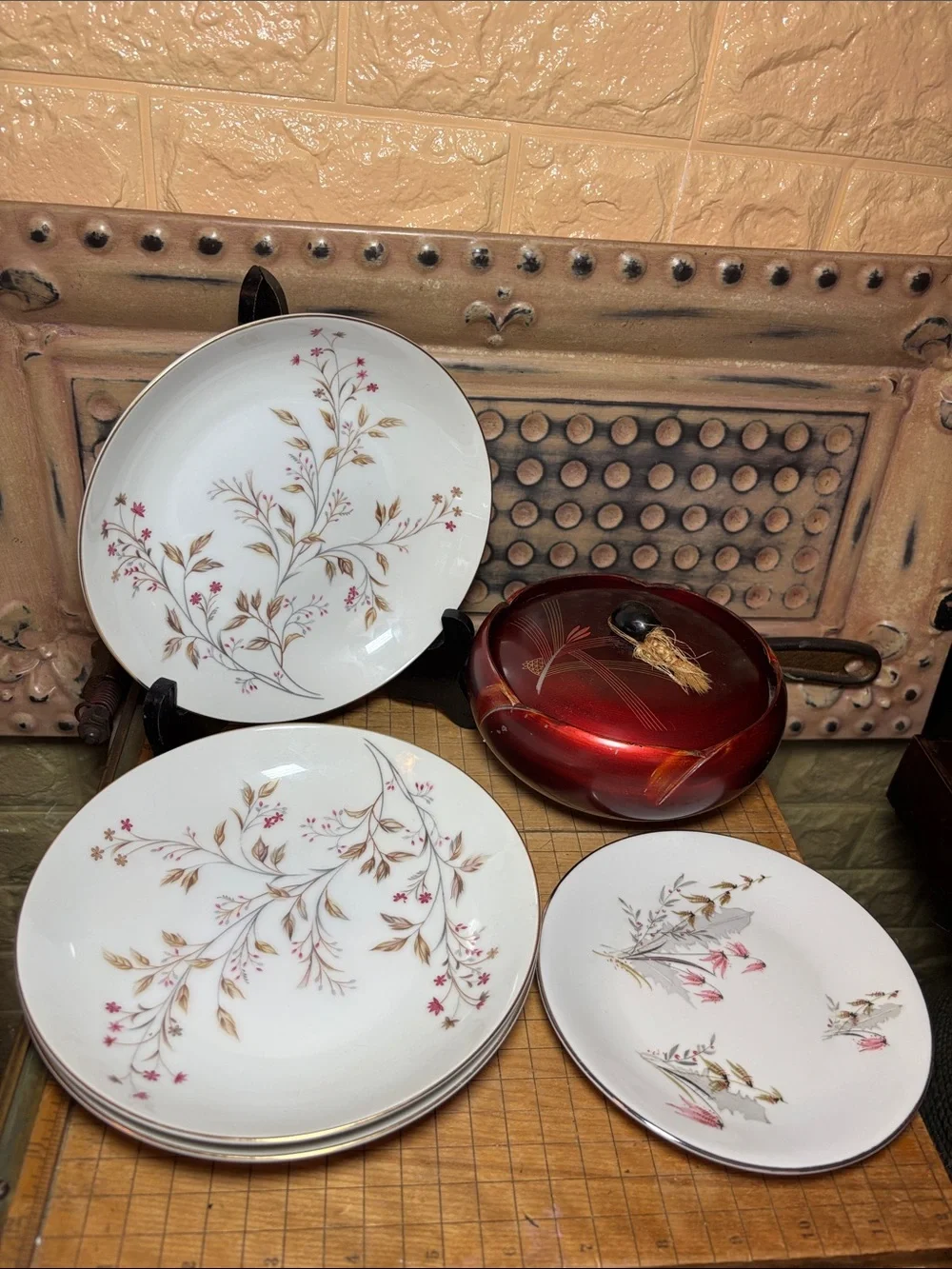 Meito Japan Porcelain Set 3 Shallow Bowls, 1 Sm Plate, Burgundy Lacquerware Box